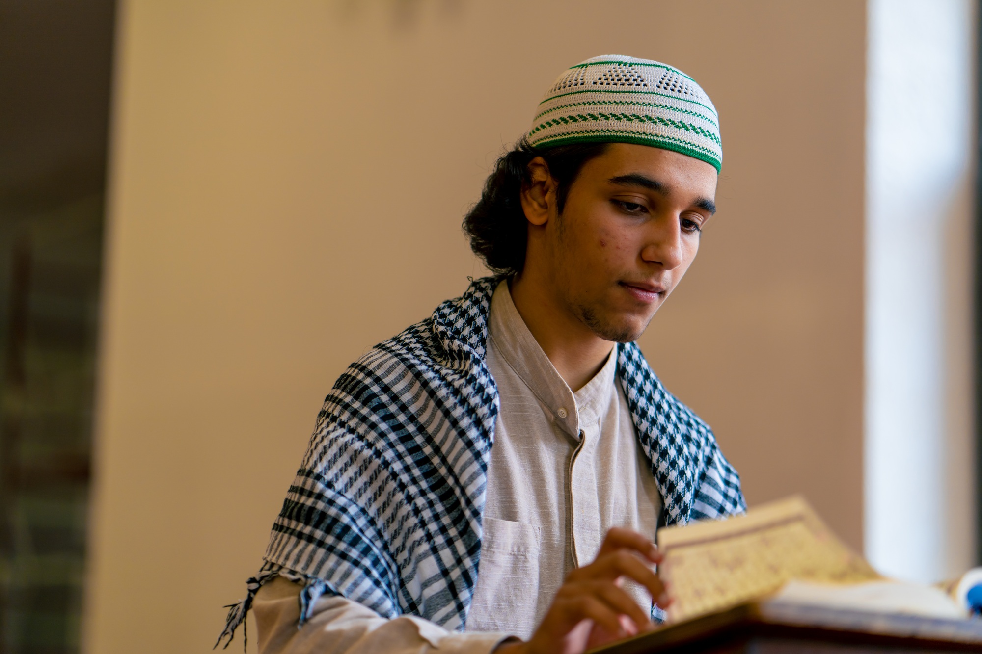 A Muslim prays in the holy mosque with the help of the Koran alone and asks Allah to help him